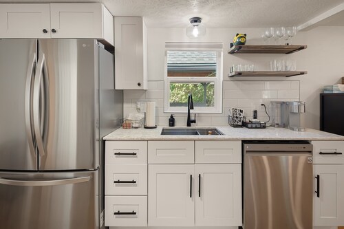 West House - Minutes To Autzen 2 Bedroom Home