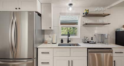 West House - Minutes To Autzen 2 Bedroom Home