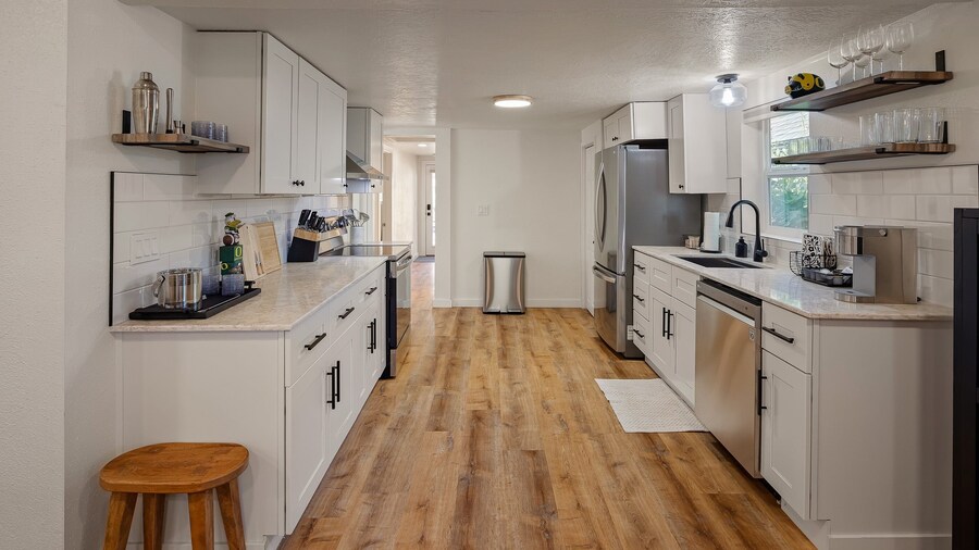 West House - Minutes To Autzen 2 Bedroom Home