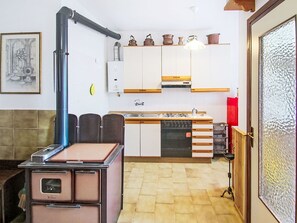 A compact kitchen with a stove, sink, and cabinets. - Cosy apartment for 2 guests with WIFI, TV, terrace and pets allowed (Miazzina)