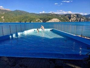 A swimming pool with a view of mountains and clear blue sky. - Breathtaking view of Lake Serre-Ponçon (Chorges)