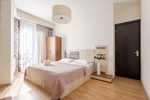 Ein modernes Schlafzimmer mit Bett, Nachttisch und einer Tür.