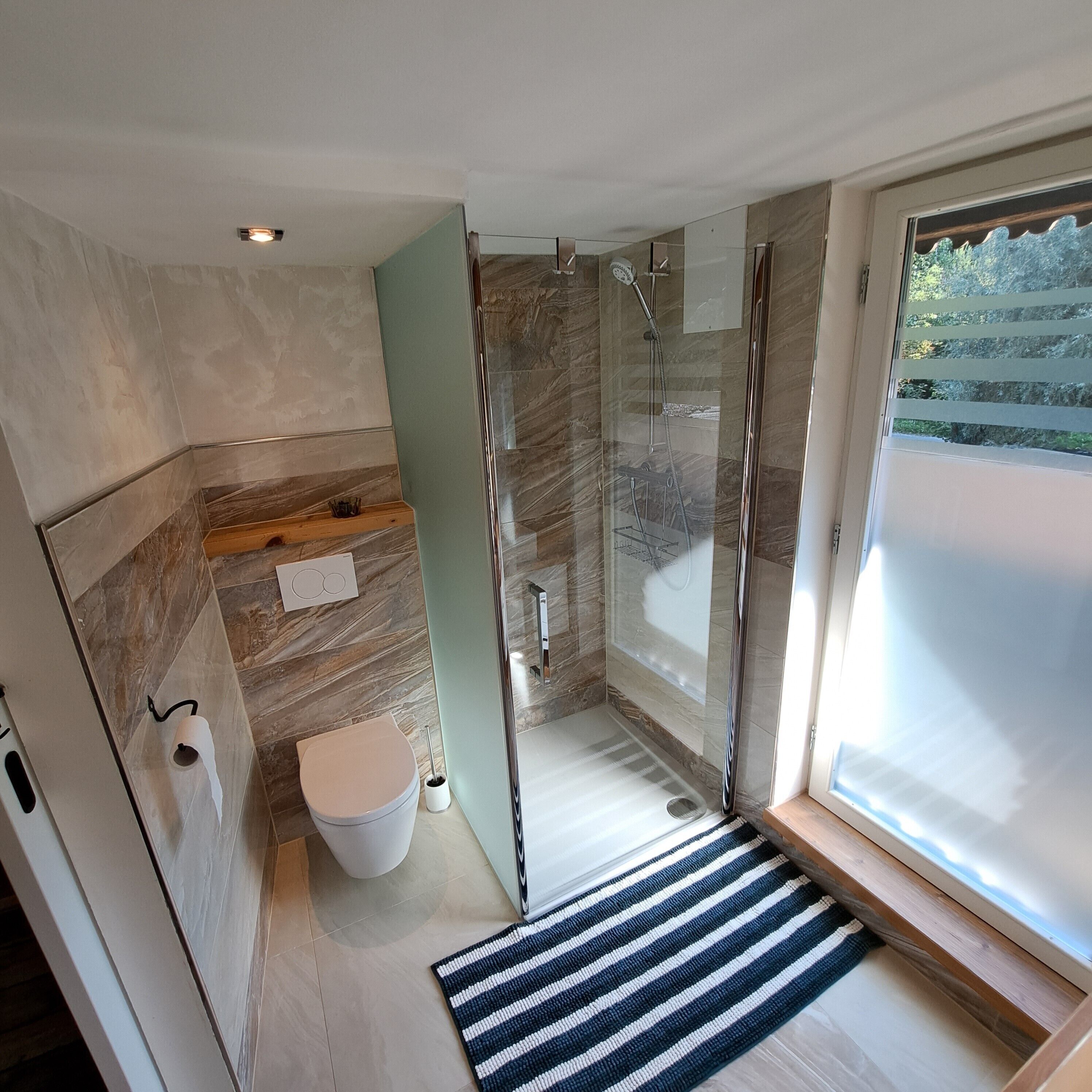 Dusche, Haartrockner, Handtücher