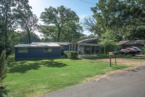 A residential property with a detached garage, a covered porch, and a well-maintained lawn. - Waterfront 3 bed, 2 bath lake-house on Cedar Creek (Mabank)