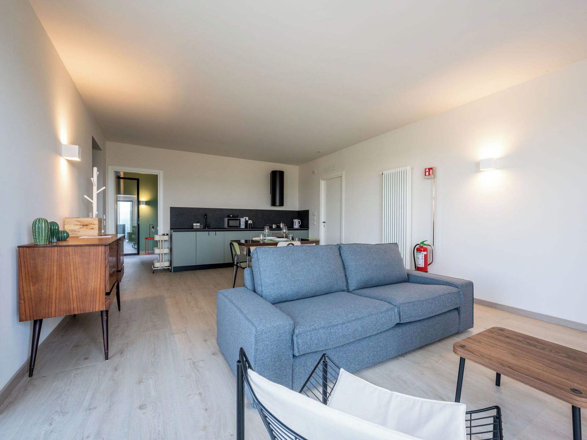 Un appartamento moderno con zona living, angolo cottura e spazio pranzo.