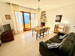 Ein Wohnzimmer mit einer Couch, einem Tisch und einem Kamin.