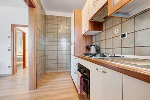 A modern kitchen with a wooden countertop, a stove, and a tiled backsplash. - Sogno Apartment: an elegant lakeview property, ideal for your vacation (Brenzone sul Garda)