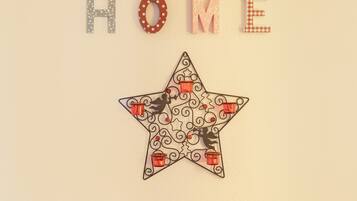Pared con la palabra 'HOME' escrita en letras y una estrella decorativa con candelabros.