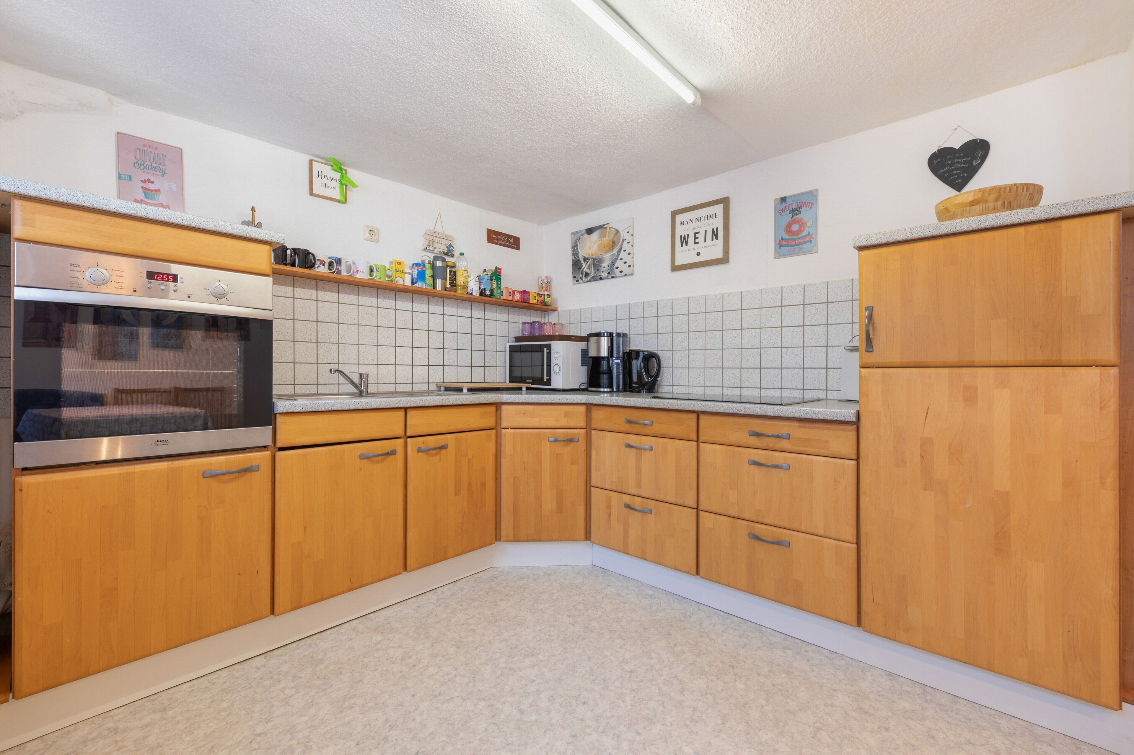 Een koffiezetapparaat/waterkoker, een koelkast, een magnetron, een oven