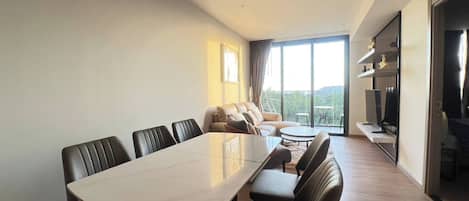 Apartment, 2 Bedrooms, Accessible, Smoking | Dining