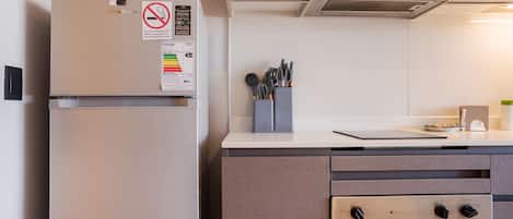 Standard Studio, 1 Queen Bed, Non Smoking | Private kitchen