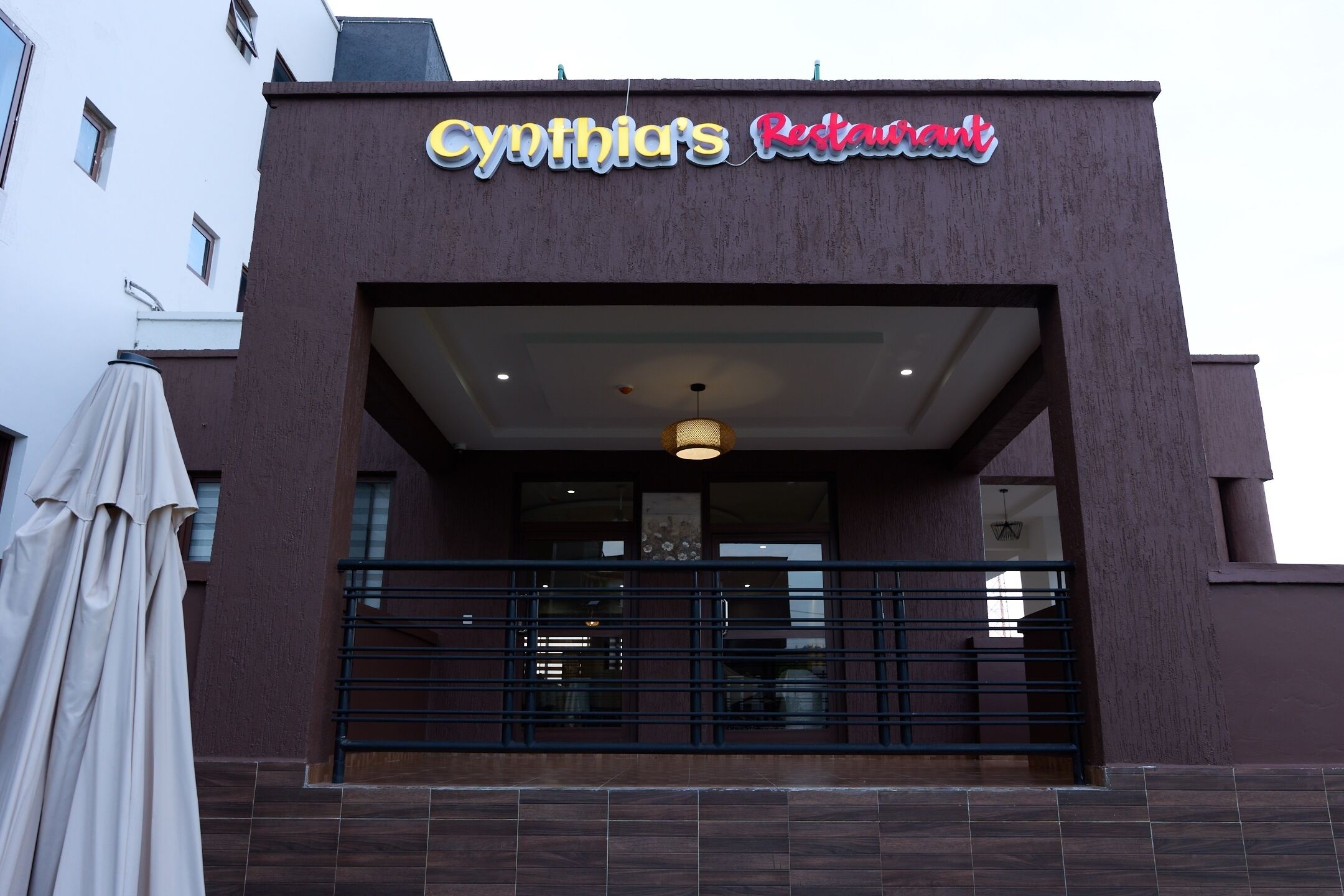 Entrada a un restaurante con un letrero que dice 'Cynthia's Restaurant'.