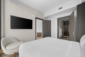 2 bedrooms, iron/ironing board, travel cot, WiFi - Stunning Suite at E11EVEN Rooftop Pool Balcony Gym (Miami)