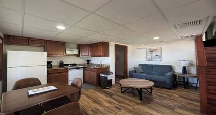 Relaxing 1-Bedroom Loft with Resort Amenities and Lake Access