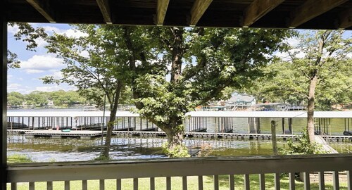Relaxing 1-Bedroom Loft with Resort Amenities and Lake Access