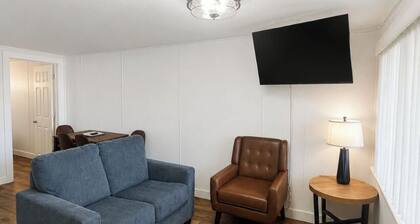 Charming Economy Lakeside Escape – Unit 42