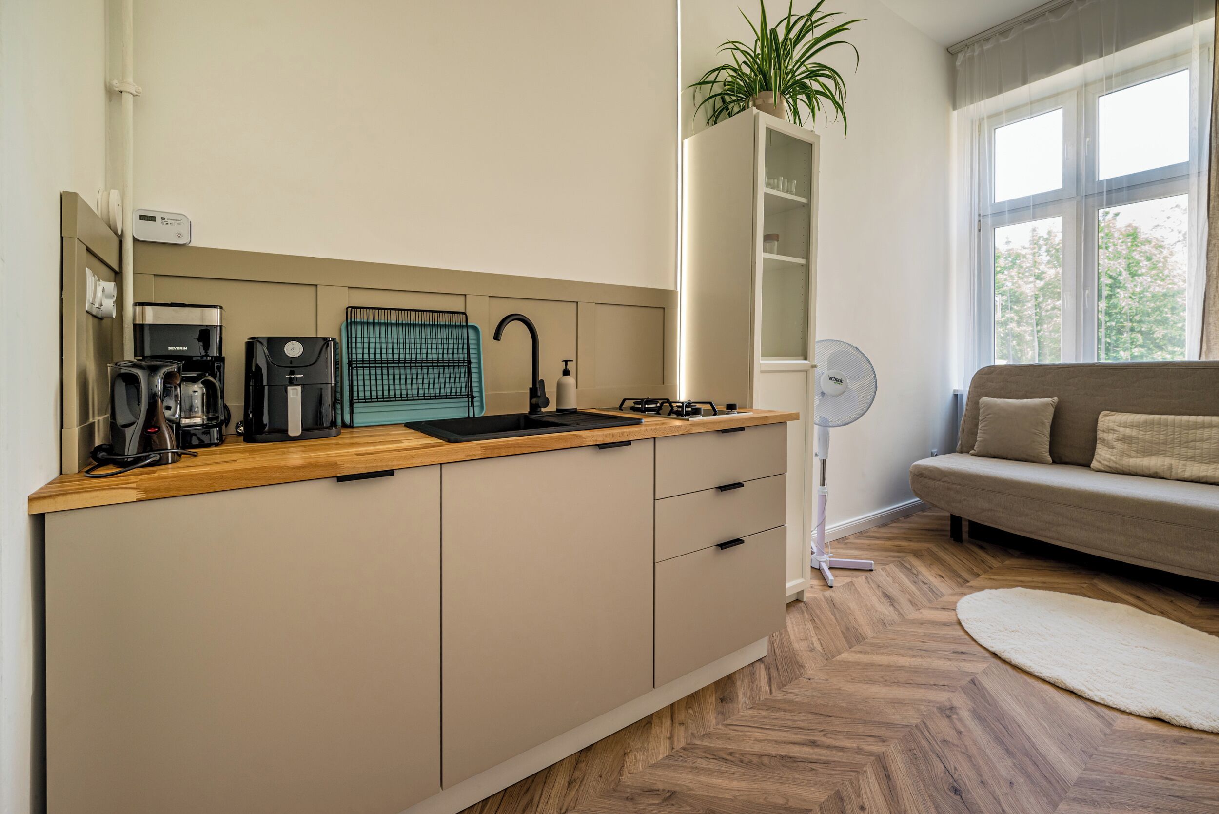 Suite Studio | Coin cuisine privé | Cafetière/bouilloire, réfrigérateur, plaque de cuisson
