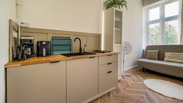 Suite Studio | Coin cuisine privé | Cafetière/bouilloire, réfrigérateur, plaque de cuisson