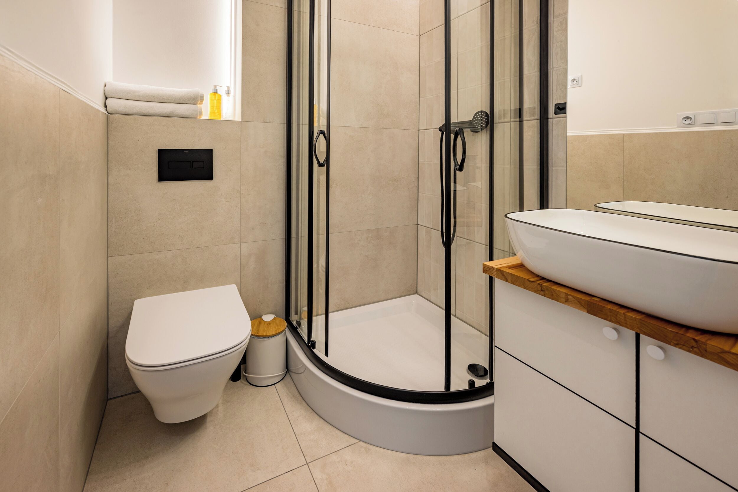 Suite Studio | Salle de bain | Sèche-cheveux, serviettes fournies, savon, shampoing