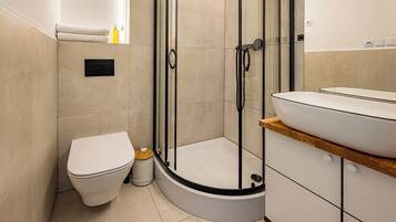 Suite Studio | Salle de bain | Sèche-cheveux, serviettes fournies, savon, shampoing