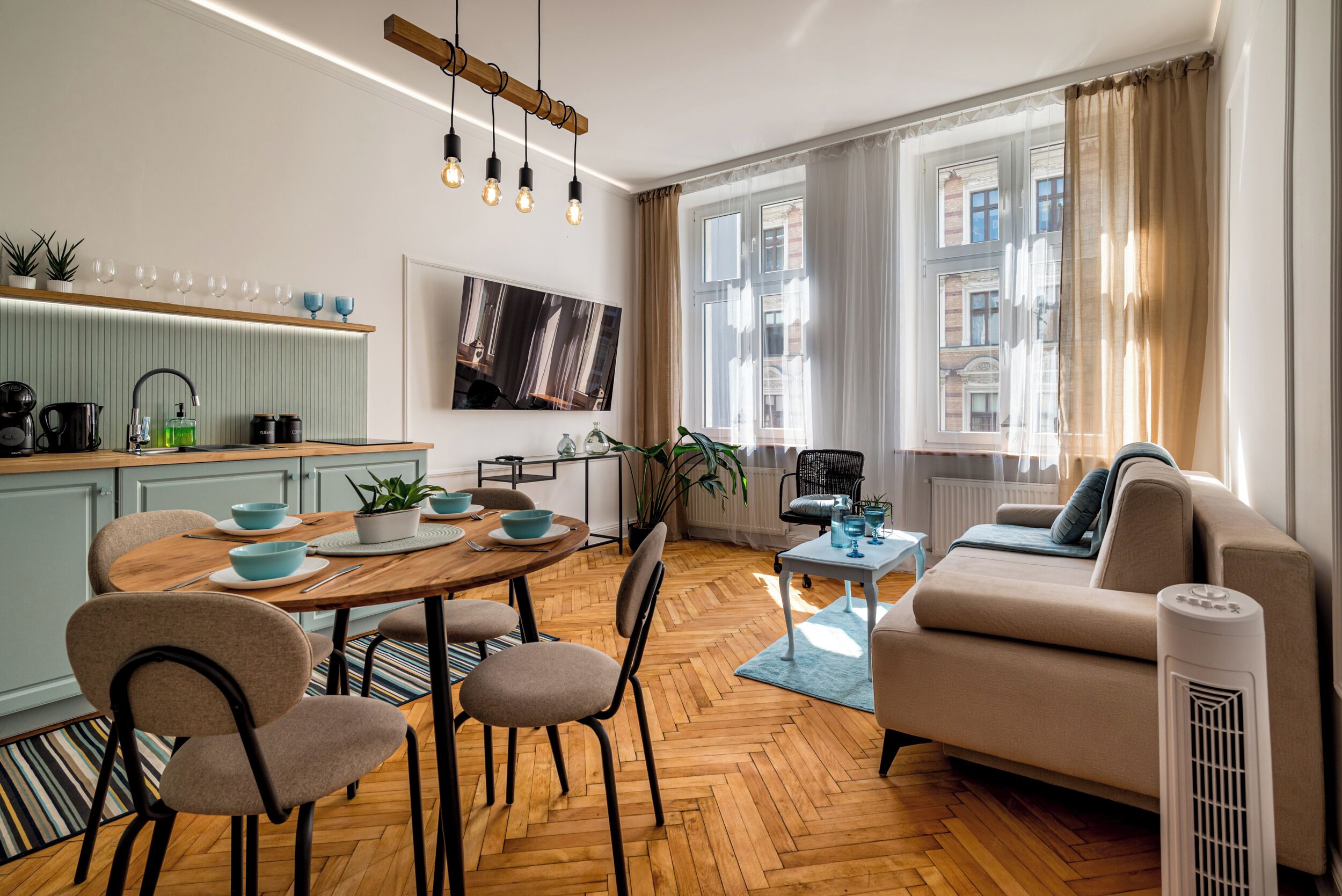 Un apartamento moderno con comedor, cocina y sala de estar.