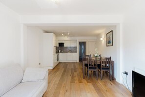 Een modern appartement met een woonkamer, keuken en eetgedeelte.