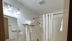 Et badeværelse med vask, toilet og badekar.