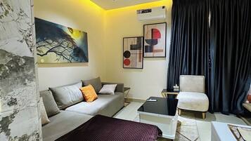 Appartement familial, balcon, vue sur la ville | Aire de séjour