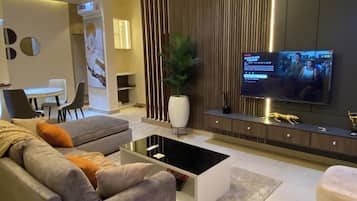 Appartement familial, balcon, vue sur la ville | Aire de séjour