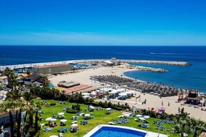 A coastal resort with a swimming pool, beach area, and marina. - SPECTACULAR FLAT WITH VIEWS OF THE SEA AND THE GOLF COURSE AT ISLAND DE RIVIERA (Riviera del Sol - Mijas Costa)