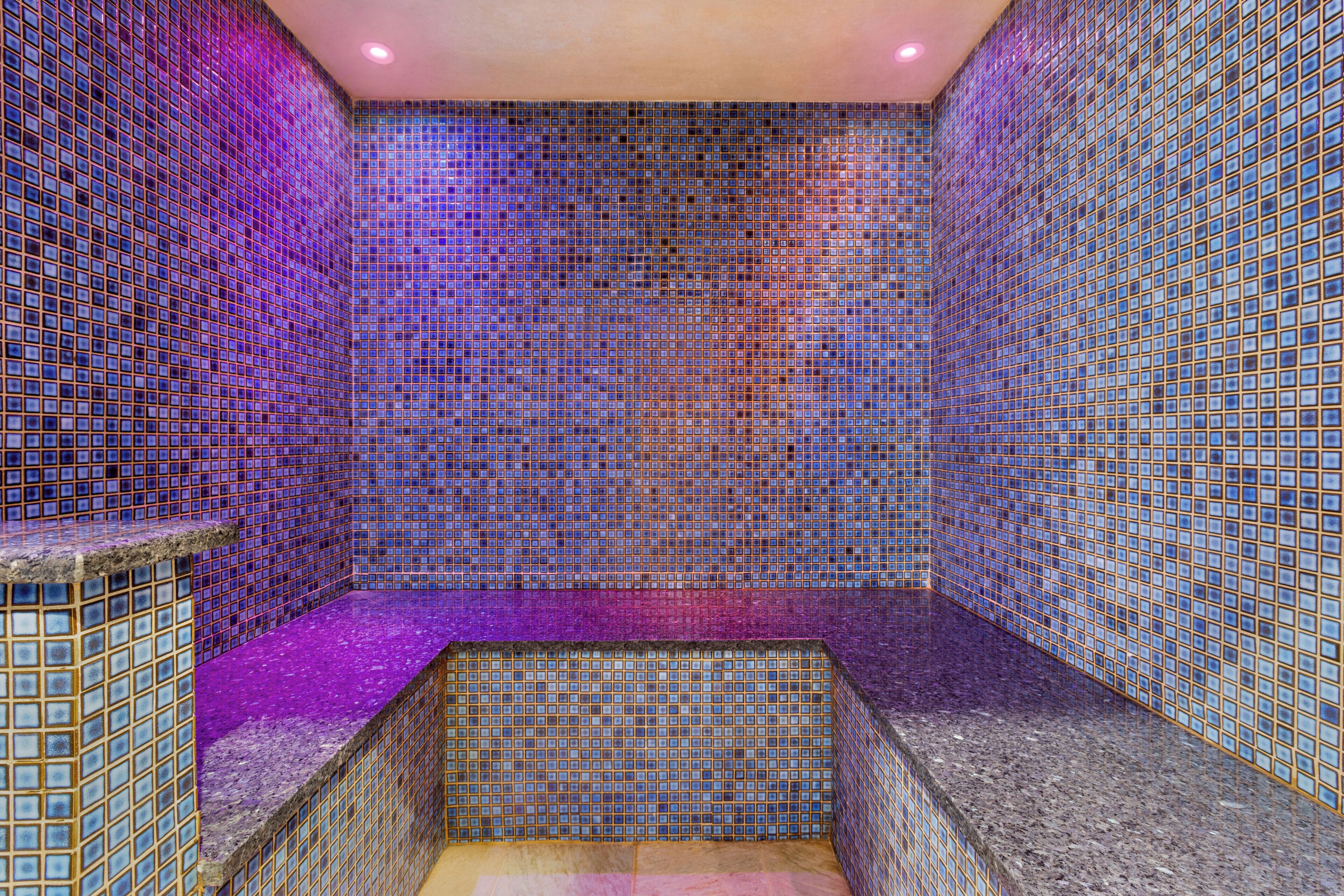 Sauna, hot tub, steam room, 2 treatment rooms, massages