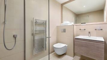 Casa de campo estándar, acceso para personas con movilidad reducida | Baño | Amenidades de baño gratuitas, secadora de cabello, jabón, shampoo
