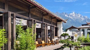 Outdoor dining - Yulong Mujianshan Homestay (Lijiang)