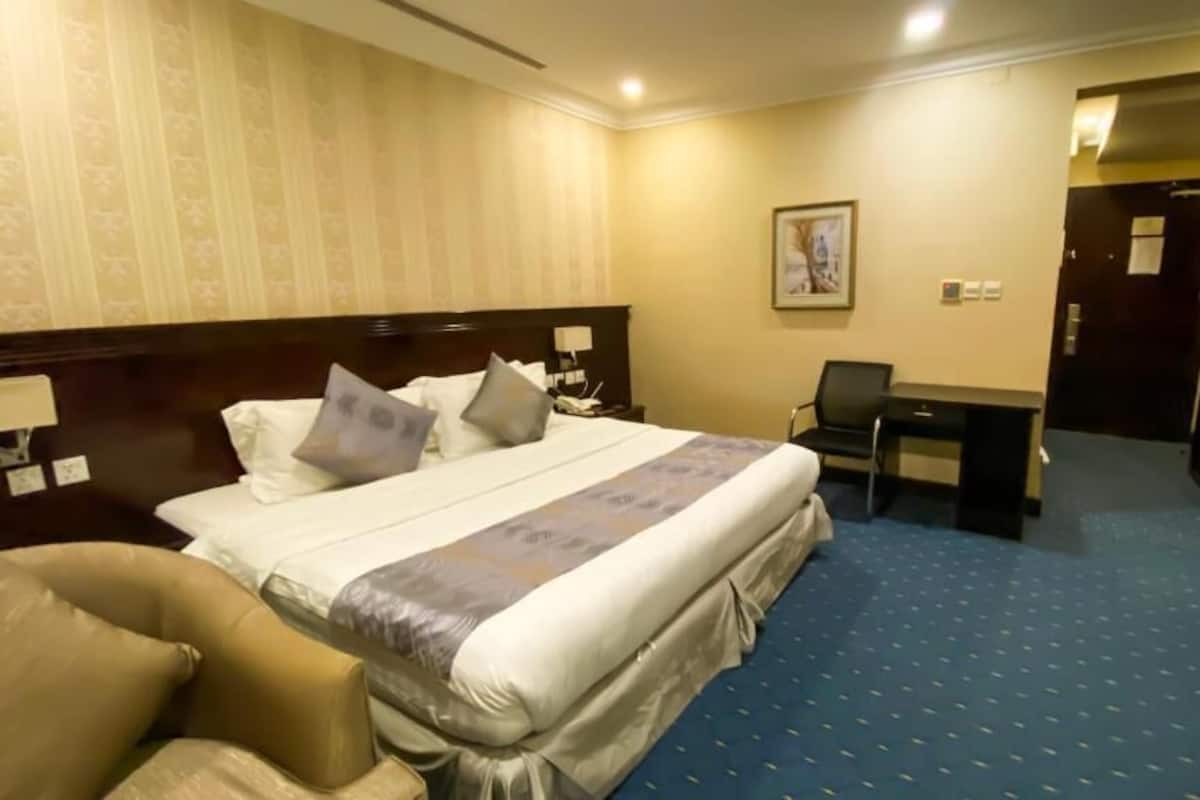 In-room safe, soundproofing, iron/ironing board, free WiFi