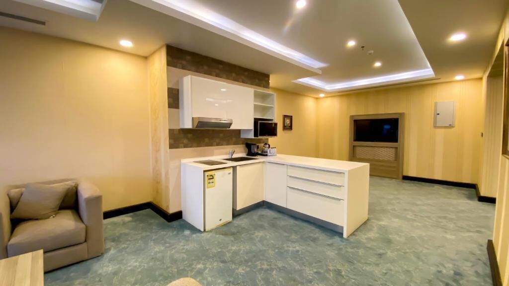 Presidential Suite, City View | Private kitchen