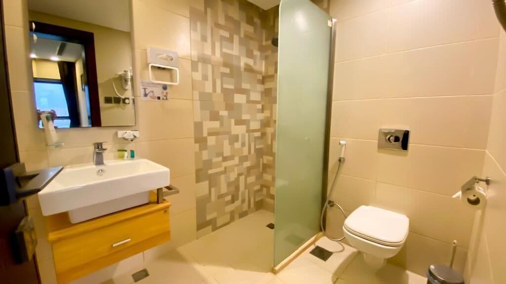 Suite presidencial, vista a la ciudad | Baño | Amenidades de baño gratuitas, secadora de cabello, pantuflas, bidet 