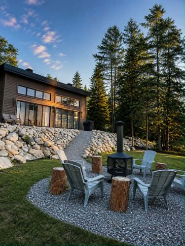 La Kaz Boréale | Modern waterfront cabin with a hot tub, kayaks, and a fire pit
