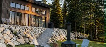 La Kaz Boréale | Modern waterfront cabin with a hot tub, kayaks, and a fire pit