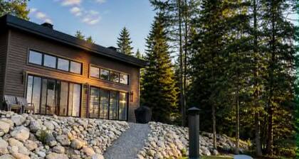 La Kaz Boréale | Modern waterfront cabin with a hot tub, kayaks, and a fire pit