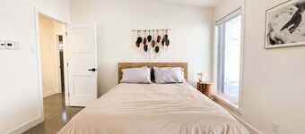 La Kaz Boréale | Modern waterfront cabin with a hot tub, kayaks, and a fire pit