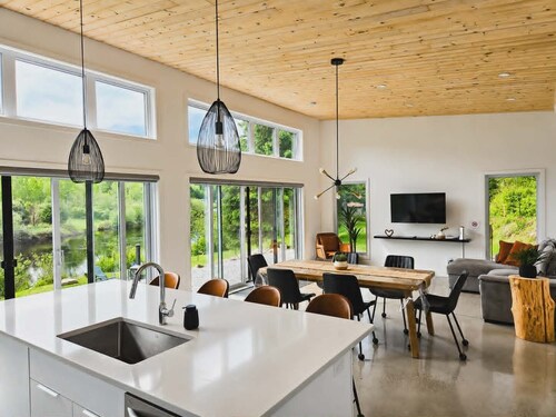 La Kaz Boréale | Modern waterfront cabin with a hot tub, kayaks, and a fire pit