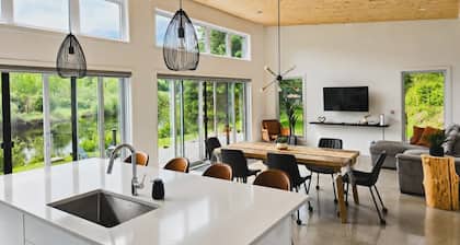 La Kaz Boréale | Modern waterfront cabin with a hot tub, kayaks, and a fire pit