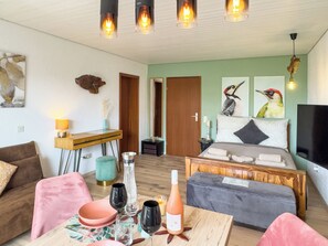 Ein modernes Schlafzimmer mit einem Bett, einem Nachttisch und einem Fernseher.
