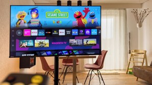Ein Fernseher zeigt eine Kindersendung mit einer Übersicht von Streaming-Diensten.