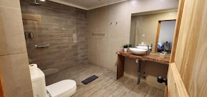 Superior Suite, Garden View | Bathroom | Shower, hair dryer, towels, soap - Barros Wellness & Spa Resort (Los Andes)