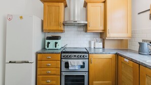 Kühlschrank, Herdplatte, Wasserkocher, Toaster