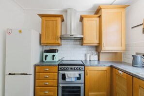 Fridge, stovetop, electric kettle, toaster - Spacious 3BDR Flat in the Heart of West London (Greater London)