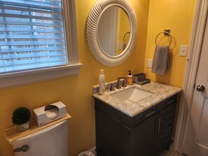 Shower, hair dryer, towels, soap - Cozy 1-bedroom apartment in quintessential Forest Hill neighborhood (Richmond)