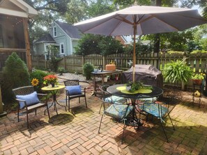 Outdoor dining - Cozy 1-bedroom apartment in quintessential Forest Hill neighborhood (Richmond)