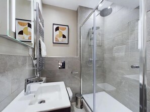 Shower, hair dryer, towels - Sleeps 4 With Balcony (Belfast)